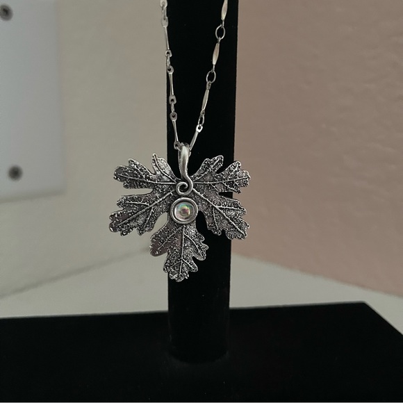 NWT Silver Boho Maple Leaf Pendant Necklace with Gemstone - Picture 3 of 6